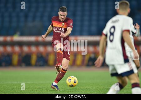 Rome, Italie. 23 décembre 2020. ROME, ITALIE - décembre 23 : Jordan Veretout of AS Roma marque un but lors de la série italienne UN match de football entre AS Roma et Cagliari au Stadio Olimpico le 23 décembre 2020 à Rome Italie/LM crédit: Claudio Pasquazi/LPS/ZUMA Wire/Alamy Live News Banque D'Images