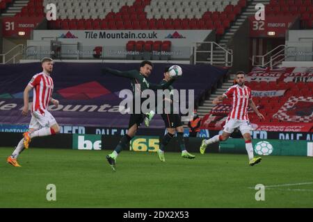 STOKE SUR TRENT, ANGLETERRE. MERCREDI 23 DÉCEMBRE. DELE Alli de Tottenham Hotspur rencontre un cros lors du match final de la Carabao Cup Quarter entre Stoke City et Tottenham Hotspur au stade Britannia, Stoke-on-Trent, le mercredi 23 décembre 2020. (Crédit : Simon Newbury | ACTUALITÉS MI) crédit : ACTUALITÉS MI et sport /Actualités Alay Live Banque D'Images