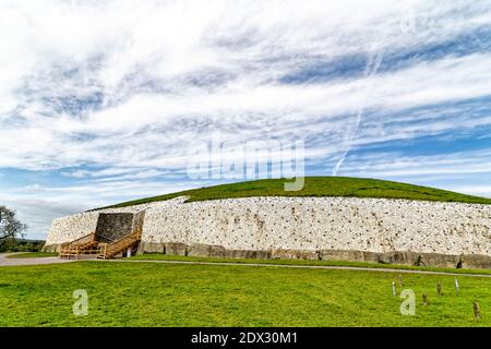 Comté de Meath, Irlande de l'est, Royaume-Uni. 5 mai 2016. Le site classé au patrimoine mondial de l'UNESCO de Newgrange est un tombeau de passage vieux de 5,200 ans construit par les agriculteurs de l'âge de pierre, Th Banque D'Images