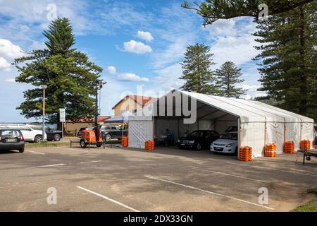 Le COVID 19 passe en voiture à travers la clinique de test dans le parking À Newport Beach Sydney érigé à la suite d'une épidémie de virus à Avalon, Nouvelle-Galles du Sud, Australie Banque D'Images