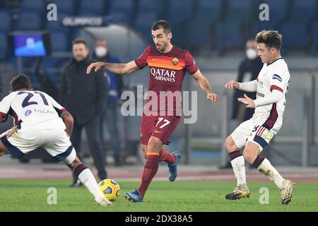 Rome, Italie. 23 décembre 2020. ROME, ITALIE - décembre 23 : Henrikh Mkhitaryan (77) d'AS Roma en action pendant la série UN match de football entre AS Roma et Cagliari au Stadio Olimpico le 23 décembre 2020 à Rome Italie /LM crédit: Claudio Pasquazi/LPS/ZUMA Wire/Alamy Live News Banque D'Images