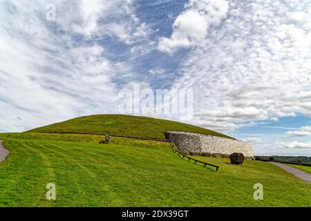 Comté de Meath, Irlande de l'est, Royaume-Uni. 5 mai 2016. Le site classé au patrimoine mondial de l'UNESCO de Newgrange est un tombeau de passage vieux de 5,200 ans construit par les agriculteurs de l'âge de pierre, Th Banque D'Images