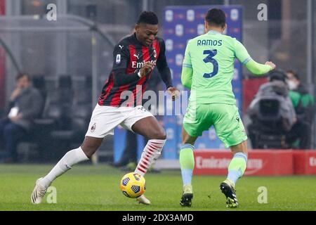 Milan, Italie. 23 décembre 2020. Milan, Italie, stade San Siro, 23 décembre 2020, Rafael Leao (AC Milan) pendant l'AC Milan vs SS Lazio - football italien série A match crédit: Francesco Scaccianoce/LPS/ZUMA Wire/Alay Live News Banque D'Images