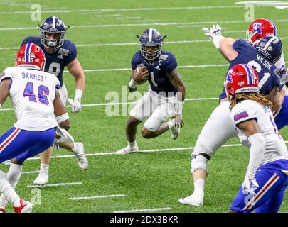 La Nouvelle-Orléans, LOUISIANE, États-Unis. 23 décembre 2020. Georgia Southern Quarterback Shai Werts (1) cherche une voie pendant le R L Carriers New Orleans Bowl entre les Louisiana Tech Bulldogs et les Georgia Southern Eagles au Mercedes Benz Superdome de la Nouvelle-Orléans, LA. Jonathan Mailhes/CSM/Alamy Live News Banque D'Images