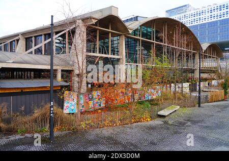 PARIS, FRANCE 15 DEC 2020- vue sur la Halle Freyssinet, un ancien dépôt de trains des années 1920 situé au 13, à Paris. C'est la plus grande star de la technologie Banque D'Images