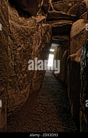 Comté de Meath, Irlande de l'est, Royaume-Uni. 5 mai 2016. Le passage qui mène à l'intérieur de Newgrange. Le site du patrimoine mondial de l'UNESCO de Newgrange a 5,200 ans Banque D'Images