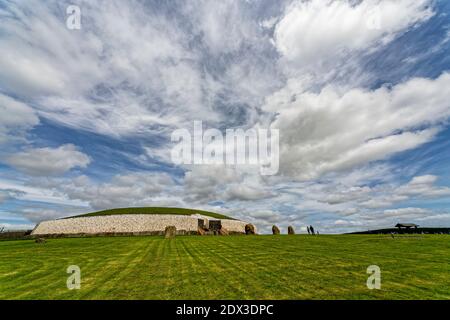 Comté de Meath, Irlande de l'est, Royaume-Uni. 5 mai 2016. Le site classé au patrimoine mondial de l'UNESCO de Newgrange est un tombeau de passage vieux de 5,200 ans construit par les agriculteurs de l'âge de pierre, Th Banque D'Images