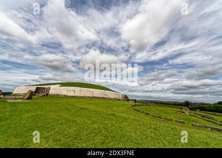 Comté de Meath, Irlande de l'est, Royaume-Uni. 5 mai 2016. Le site classé au patrimoine mondial de l'UNESCO de Newgrange est un tombeau de passage vieux de 5,200 ans construit par les agriculteurs de l'âge de pierre, Th Banque D'Images