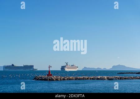 Naples, Italie, octobre 2020 : navires de croisière dans la baie de Naples naviguant vers la mer méditerranée, île de Capri en arrière-plan. Banque D'Images