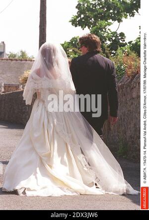 © ABACA. 13473-14. Pleneuf-Val André, Côtes d'Armor, 17/07/99. Mariage Charlotte Valandrey et d'Arthur. Banque D'Images