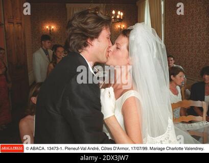 © ABACA. 13473-1. Pleneuf-Val André, Côtes d'Armor, 17/07/99. Mariage Charlotte Valandrey et d'Arthur. Banque D'Images