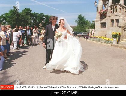 © ABACA. 13473-10. Pleneuf-Val André, Côtes d'Armor, 17/07/99. Mariage Charlotte Valandrey et d'Arthur. Banque D'Images