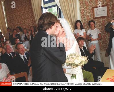 © ABACA. 13473-6. Pleneuf-Val André, Côtes d'Armor, 17/07/99. Mariage Charlotte Valandrey et d'Arthur. Banque D'Images