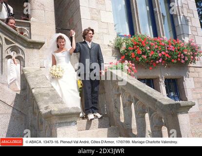 © ABACA. 13473-16. Pleneuf-Val André, Côtes d'Armor, 17/07/99. Mariage Charlotte Valandrey et d'Arthur. Banque D'Images