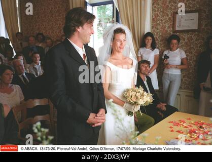 © ABACA. 13473-20. Pleneuf-Val André, Côtes d'Armor, 17/07/99. Mariage Charlotte Valandrey et d'Arthur. Banque D'Images