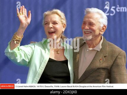 L'actrice hollywoodienne Lauren Bacall est décédée à l'âge de 89 ans après avoir subi un accident vasculaire cérébral chez elle à New York. Photo du fichier : © Lionel Hahn/ABACA. 14175-5. Deauville, 7/9/99. Lauren Bacall et Kirk Douglas au American film Festival. Banque D'Images