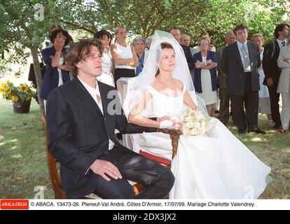 © ABACA. 13473-26. Pleneuf-Val André, Côtes d'Armor, 17/07/99. Mariage Charlotte Valandrey et d'Arthur. Banque D'Images