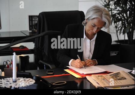 La directrice du FMI, Christine Lagarde, a fait l'objet d'une enquête officielle pour négligence dans l'affaire de fraude française. Elle a été interrogée plusieurs fois au sujet de son rôle dans une indemnité de 400 millions d'euros (318 millions de livres; 527 millions de dollars) versée à l'homme d'affaires Bernard Tapie en 2008. Photo de fichier : exclusive. Ministre française de l'économie, de l'industrie et de l'emploi Christine Lagarde a son siège social à Paris, France, le 13 mars 2009. Photo par Elodie Gregoire/ABACAPRESS.COM Banque D'Images