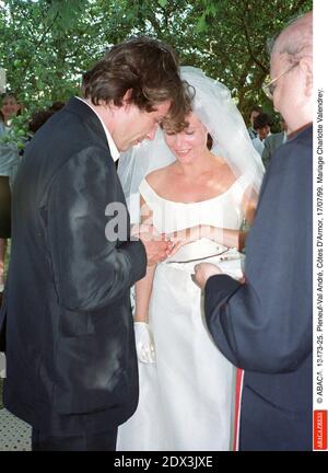 © ABACA. 13473-25. Pleneuf-Val André, Côtes d'Armor, 17/07/99. Mariage Charlotte Valandrey et d'Arthur. Banque D'Images