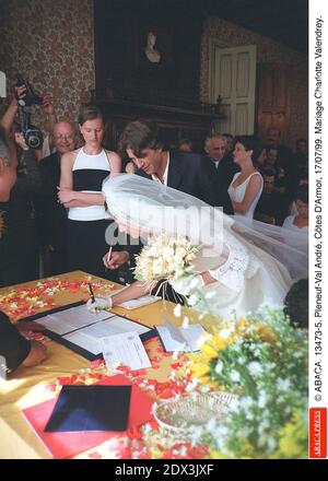 © ABACA. 13473-5. Pleneuf-Val André, Côtes d'Armor, 17/07/99. Mariage Charlotte Valandrey et d'Arthur. Banque D'Images