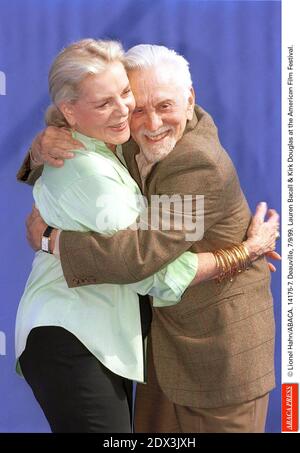 L'actrice hollywoodienne Lauren Bacall est décédée à l'âge de 89 ans après avoir subi un accident vasculaire cérébral chez elle à New York. Photo du fichier : © Lionel Hahn/ABACA. 14175-7. Deauville, 7/9/99. Lauren Bacall et Kirk Douglas au American film Festival. Banque D'Images