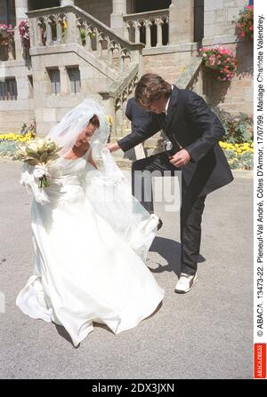 © ABACA. 13473-22. Pleneuf-Val André, Côtes d'Armor, 17/07/99. Mariage Charlotte Valandrey et d'Arthur. Banque D'Images