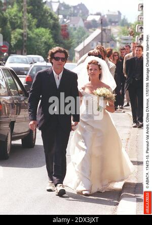 © ABACA. 13473-15. Pleneuf-Val André, Côtes d'Armor, 17/07/99. Mariage Charlotte Valandrey et d'Arthur. Banque D'Images