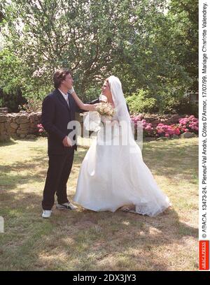 © ABACA. 13473-24. Pleneuf-Val André, Côtes d'Armor, 17/07/99. Mariage Charlotte Valandrey et d'Arthur. Banque D'Images