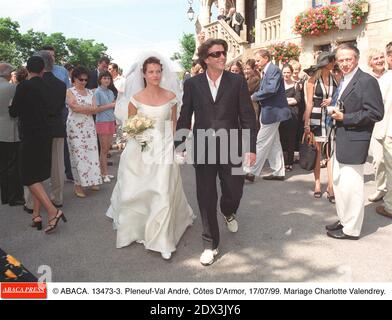 © ABACA. 13473-3. Pleneuf-Val André, Côtes d'Armor, 17/07/99. Mariage Charlotte Valandrey et d'Arthur. Banque D'Images