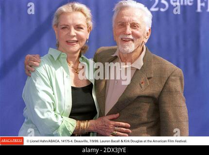 L'actrice hollywoodienne Lauren Bacall est décédée à l'âge de 89 ans après avoir subi un accident vasculaire cérébral chez elle à New York. Photo du fichier : © Lionel Hahn/ABACA. 14175-4. Deauville, 7/9/99. Lauren Bacall et Kirk Douglas au American film Festival. Banque D'Images