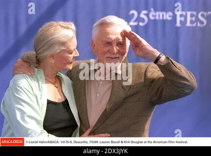 L'actrice hollywoodienne Lauren Bacall est décédée à l'âge de 89 ans après avoir subi un accident vasculaire cérébral chez elle à New York. Photo du fichier : © Lionel Hahn/ABACA. 14175-6. Deauville, 7/9/99. Lauren Bacall et Kirk Douglas au American film Festival. Banque D'Images