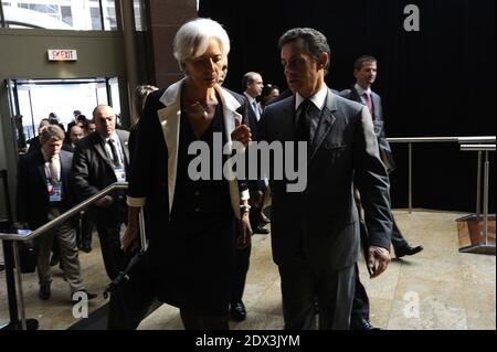 La directrice du FMI, Christine Lagarde, a fait l'objet d'une enquête officielle pour négligence dans l'affaire de fraude française. Elle a été interrogée plusieurs fois au sujet de son rôle dans une indemnité de 400 millions d'euros (318 millions de livres; 527 millions de dollars) versée à l'homme d'affaires Bernard Tapie en 2008. Photo du dossier : le président français Nicolas Sarkozy a été chanté par la ministre française de l'économie, des finances et de l'emploi Christine Lagarde arrive au sommet du G20 de 2010 au Centre des congrès de Toronto, Ontario, Canada, le 27 juin 2010. Photo par Elodie Gregoire/ABACAPRESS.COM Banque D'Images