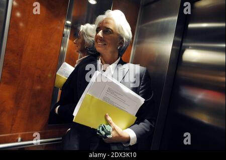 La directrice du FMI, Christine Lagarde, a fait l'objet d'une enquête officielle pour négligence dans l'affaire de fraude française. Elle a été interrogée plusieurs fois sur son rôle dans une compensation de 400 millions d'euros versée à l'homme d'affaires Bernard Tapie en 2008. Photo du dossier : la ministre française de l'Economie, de l'Industrie et de l'emploi Christine Lagarde quitte son bureau avant une conférence de presse pour présenter le budget 2009 à Bercy, Paris, France, le 26 septembre 2008. Photo par Elodie Gregoire/ABACAPRESS.COM Banque D'Images