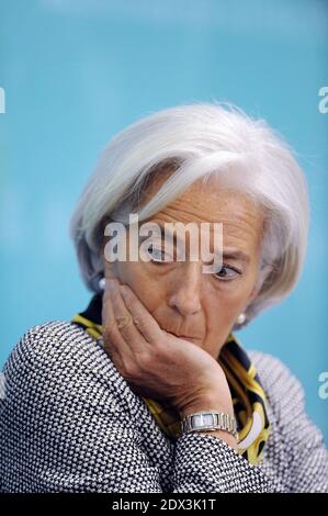 La directrice du FMI, Christine Lagarde, a fait l'objet d'une enquête officielle pour négligence dans l'affaire de fraude française. Elle a été interrogée plusieurs fois au sujet de son rôle dans une indemnité de 400 millions d'euros (318 millions de livres; 527 millions de dollars) versée à l'homme d'affaires Bernard Tapie en 2008. Photo du fichier : la directrice générale du Fonds monétaire international Christine Lagarde regarde un forum de l'Institut des ressources mondiales (IRG) au siège du FMI le 2 avril 2013 à Washington, DC, USA. Photo par Olivier Douliery/ABACAPRESS.COM Banque D'Images