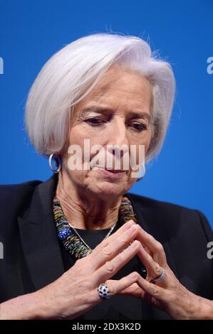 La directrice du FMI, Christine Lagarde, a fait l'objet d'une enquête officielle pour négligence dans l'affaire de fraude française. Elle a été interrogée plusieurs fois sur son rôle dans une compensation de 400 millions d'euros versée à l'homme d'affaires Bernard Tapie en 2008. Photo du fichier : la Directrice générale du FMI Christine Lagarde participe à un séminaire sur l'économie mondiale dans le cadre des réunions annuelles du printemps FMI/Banque mondiale à l'Université George Washington à Washington, DC, Etats-Unis, le 10 avril 2014. Photo par Olivier Douliery/ABACAPRESS.COM Banque D'Images