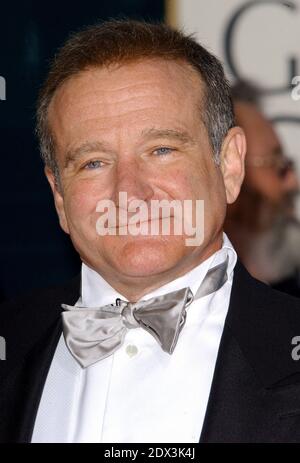 L'acteur AMÉRICAIN Robin Williams a été retrouvé mort, âgé de 63 ans, dans un suicide apparent, selon la police californienne, le lundi 11 août 2014. La police du comté de Marin a déclaré qu'il avait été déclaré mort chez lui peu de temps après que les autorités aient répondu à un appel d'urgence vers midi, heure locale. Williams a été célèbre pour des films tels que Good Morning Vietnam et Dead Poets Society et a remporté un Oscar pour son rôle dans la chasse de bonne volonté; photo de fichier : Robin Williams arrivant aux 62e Golden Globe Awards annuels à Los Angeles, CA, Etats-Unis le 16 janvier 2005. Photo de hahn-Khayat/ABACA Banque D'Images