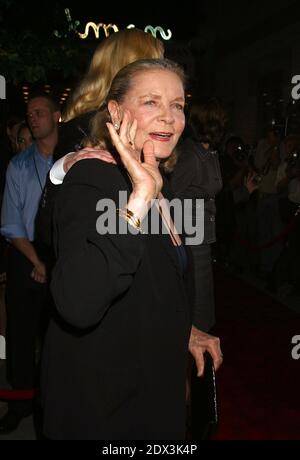 L'actrice hollywoodienne Lauren Bacall est décédée à l'âge de 89 ans après avoir subi un accident vasculaire cérébral chez elle à New York. Photo du fichier : © Darla Khazei/ABACA. 49615. New York City-NY-USA, 10/09/2003. Lauren Bacall arrive au théâtre Beekman pour assister à la première de Humain Stain. Banque D'Images