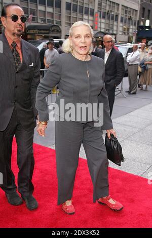 L'actrice hollywoodienne Lauren Bacall est décédée à l'âge de 89 ans après avoir subi un accident vasculaire cérébral chez elle à New York. Photo du dossier : l'actrice américaine Lauren Bacall arrive à la première de 'Asylum' à Manhattan, New York, USA, le 9 août 2005. Photo de William Gratz/ABACAPRESS.COM. Banque D'Images