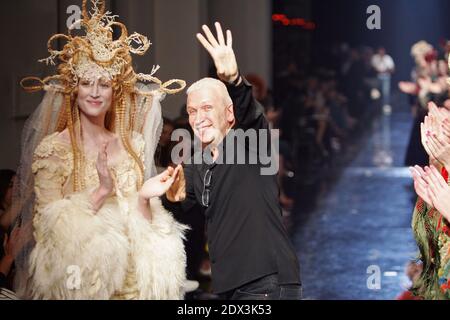 Photo du dossier - la maison de mode française Jean-Paul Gaultier a déclaré qu'elle cessera de fabriquer des vêtements prêts-à-porter pour les hommes et les femmes. La maison, contrôlée par le fabricant espagnol de parfums Puig, a déclaré qu'elle se concentrerait plutôt sur des vêtements sur mesure exclusifs connus sous le nom de haute-Couture et ses lignes de parfums. M. Gaultier, l'un des designers les plus connus au monde, a lancé son entreprise au début des années 1980. Photo du dossier : le designer français Jean-Paul Gaultier et sa mariée sur la passerelle à la fin de sa présentation de la collection haute-Couture automne-hiver 2005-2006 à Paris, France, le 8 juillet 2005. Fren, 67 ans Banque D'Images