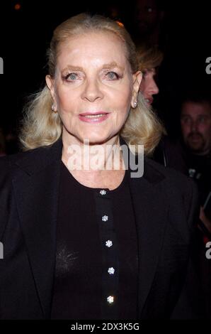 L'actrice hollywoodienne Lauren Bacall est décédée à l'âge de 89 ans après avoir subi un accident vasculaire cérébral chez elle à New York. Photo du dossier : le Cast Member Lauren Bacall arrive à la première de la naissance, qui s'est tenue au Loews Lincoln Square à New York, le mardi 26 octobre 2004. Photo de Nicolas Khayat/ABACA. Banque D'Images