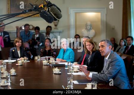 Le président américain Barack Obama, à droite, s'exprime lors d'une réunion du cabinet à la Maison Blanche avec Sylvia Mathews Burwell, secrétaire du département américain de la Santé et des Services sociaux (HHS), de droite, Arne Duncan, secrétaire américain à l'éducation, Gina McCarthy, administrateur de l'Agence américaine de protection de l'environnement (EPA), Et Susan Rice, conseillère en sécurité nationale des États-Unis, à Washington, DC, États-Unis, le mardi 1er juillet 2014. Obama a déclaré hier qu'il va faire cavalier seul pour modifier les règles de l'immigration aux États-Unis parce que les Républicains de la Chambre n'agiront pas. Photo par Andrew Harrer/Pool/ABACAPRESS.COM Banque D'Images