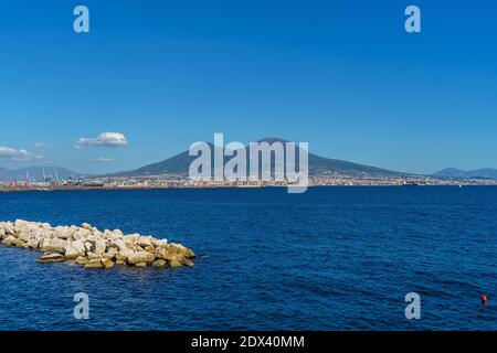 Vue sur le volcan Vésuve depuis Posillipo Hill, Naples, Campanie, Italie. Banque D'Images