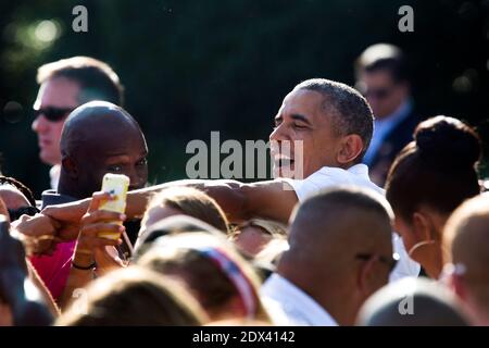 LE président AMÉRICAIN Barack Obama accueille les anciens combattants américains et leurs familles, ainsi que le personnel de la Maison Blanche, lors d'un barbecue le jour de l'indépendance sur la pelouse sud de la Maison Blanche à Washington, DC, Etats-Unis, le 4 juillet 2014. Les invités étaient invités à rester pour regarder les feux d'artifice. Photo de Jim Lo Scalzo/Pool/ABACAPRESS.COM Banque D'Images