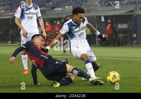 Gary Medel (L) de Bologne et Johan Mojica d'Atalanta pendant le match de football italien Serie A Bologna FC vs Atalanta au stade Renato Dall'Ara de Bologne, Italie, 23 décembre 2020. PH. Michele Nucci / LM Banque D'Images