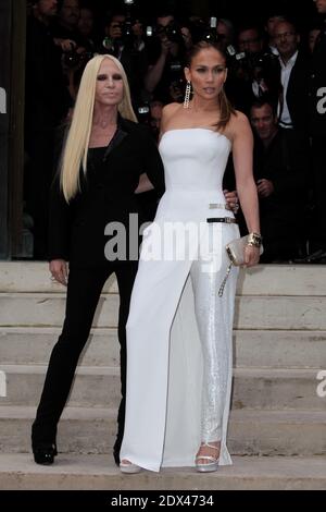 Donatella Versace et Jennifer Lopez assistent au 2014/2015 salon de la Chambre de Commerce et de l'Industrie de Paris, France, le 6 juillet 2014, au salon de la Chambre de Commerce et de l'Industrie de Versace, qui s'est tenu à Paris, en France. La sensation internationale était absolument une vision dans un aperçu de la collection atelier automne 2014 : Elle portait une robe style atelier Versace blanche sans bretelles avec fente haute sur la cuisse et une jambe de pantalon entièrement ornée de perles, accentuée de deux sangles métalliques sur la hanche, qui étaient un élément clé de la nouvelle collection. Photo de Audrey Poree/ABACAPRESS.COM Banque D'Images