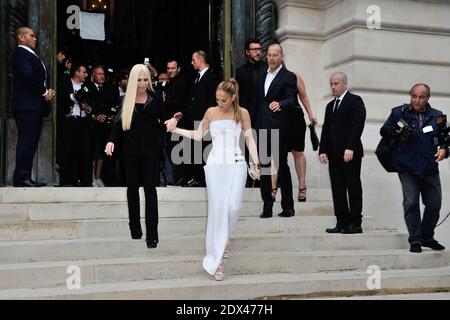 Donatella Versace et Jennifer Lopez assistent au 2014/2015 salon de la Chambre de Commerce et de l'Industrie de Paris, France, le 06 juillet 2014, au salon de la Chambre de Commerce et de l'Industrie de Versace, qui s'est tenu à Paris, en France. Photo d'Aurore Marechal/ABACAPRESS.COM Banque D'Images