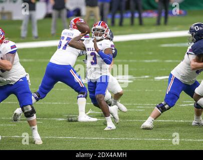 La Nouvelle-Orléans, LOUISIANE, États-Unis. 23 décembre 2020. Le quarterback de Louisiana Tech Aaron Allen (3) tente un passage pendant le R L Carriers New Orleans Bowl entre les Louisiana Tech Bulldogs et les Georgia Southern Eagles au Mercedes Benz Superdome de la Nouvelle-Orléans, LA. Jonathan Mailhes/CSM/Alamy Live News Banque D'Images