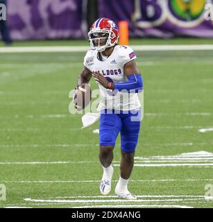 La Nouvelle-Orléans, LOUISIANE, États-Unis. 23 décembre 2020. Le quarterback de Louisiana Tech Aaron Allen (3) tente un passage pendant le R L Carriers New Orleans Bowl entre les Louisiana Tech Bulldogs et les Georgia Southern Eagles au Mercedes Benz Superdome de la Nouvelle-Orléans, LA. Jonathan Mailhes/CSM/Alamy Live News Banque D'Images