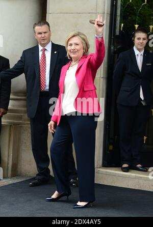 Exclusif - l'ancienne secrétaire d'Etat Hillary Clinton quitte l'hôtel George V à Paris, France, le 7 juillet 2014. Photo par ABACAPRESS.COM Banque D'Images