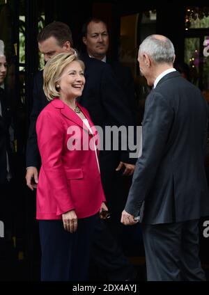 Exclusif - l'ancienne secrétaire d'Etat Hillary Clinton quitte l'hôtel George V à Paris, France, le 7 juillet 2014. Photo par ABACAPRESS.COM Banque D'Images